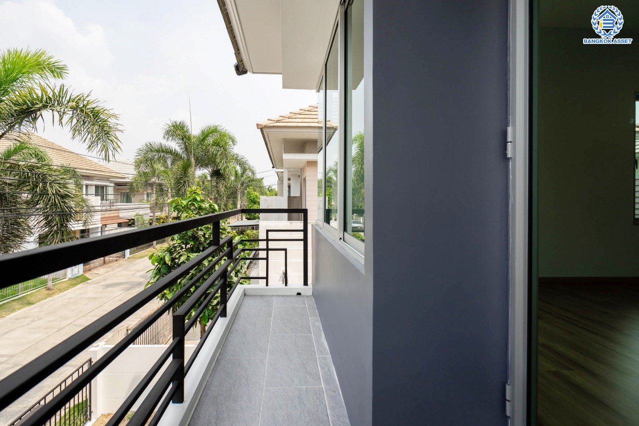 บ้านมือสองตกแต่งใหม่ ม.วิลล่าการ์เด้น3 บางกรวย-ไทรน้อย เนื้อที่ 52 ตร.ว. ฟังก์ชัน 3 ห้องนอน 3 ห้องน้ำ จอดรถได้ 2 คัน บรรยากาศเป็นส่วนตัว บนทำเลศักยภาพ ใกล้เซ็นทรัลเวสต์เกต เชื่อมต่อหลายเส้นทาง ถ.รัตนาธิเบศร์, ถ.กาญจนาภิเษก และราชพฤกษ์ และรถไฟฟ้า "สถานีบางพลู"